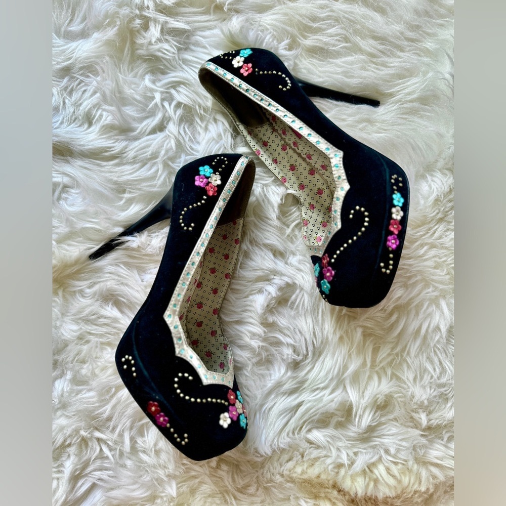 Betsy Johnson Stiletto’s, Black Suede, Floral & Gold Studs, Pink Bottoms Sz 8.5 - Picture 4 of 7